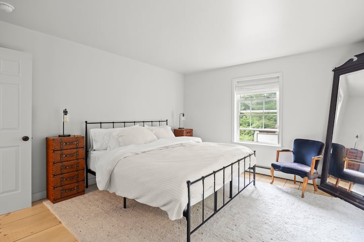 Მზით სავსე მთავარი საძინებელი სრულიად ახალი კასპერის მატრასით, ცალკე კომპლექტითა და მოსახერხებელი დისტანციური სამუშაო სივრცით - იდეალური დასვენება დასვენებისა და პროდუქტიულობისთვის.