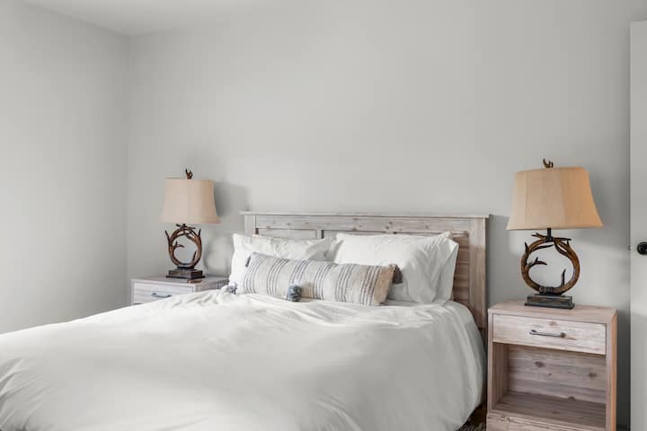 Ნათელი და მზით სავსე საძინებელი სრულიად ახალი მატრასით, რომელიც სუფთა, მყუდრო და იდეალურია მშვიდი ძილისთვის.