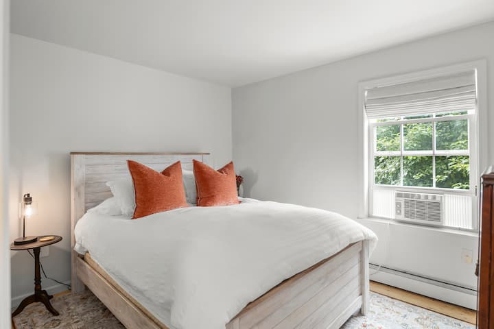 Მომხიბლავი, სუფთა და ბუნებრივი განათებით სავსე ეს მყუდრო საძინებელი იდეალური გარემოა მშვიდი ძილისთვის.