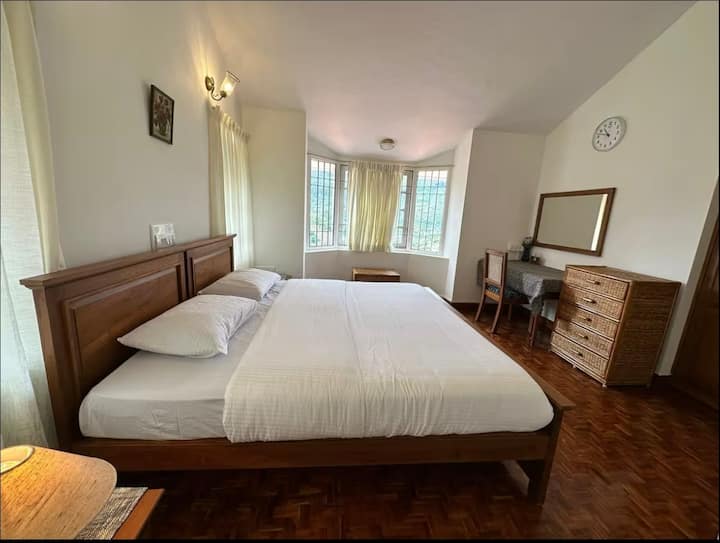 Спална соба 1 со прекрасен поглед на ридови долини и градина.