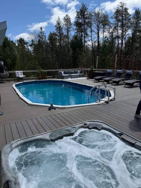 Cozy Blue Chalet- Pool, Hot tub, Infrared Sauna,