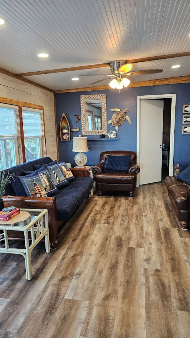 Living Room seating 8 people