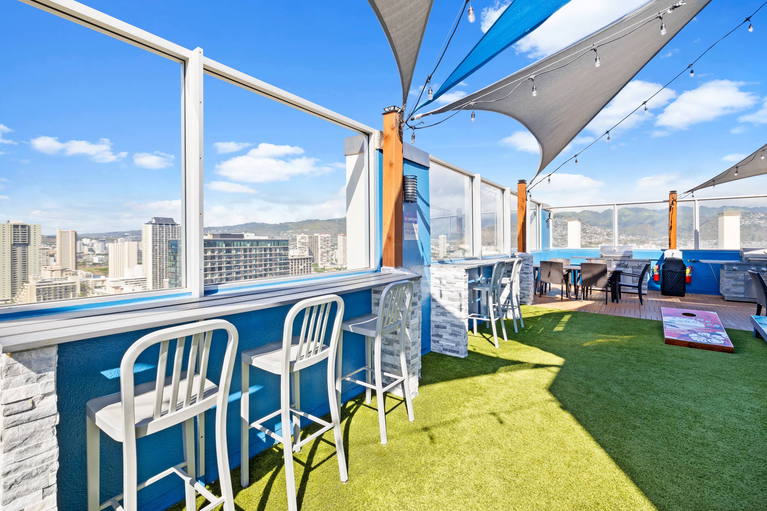 Luxury & Heart of Waikiki: 1 Block to Beach - Image 14