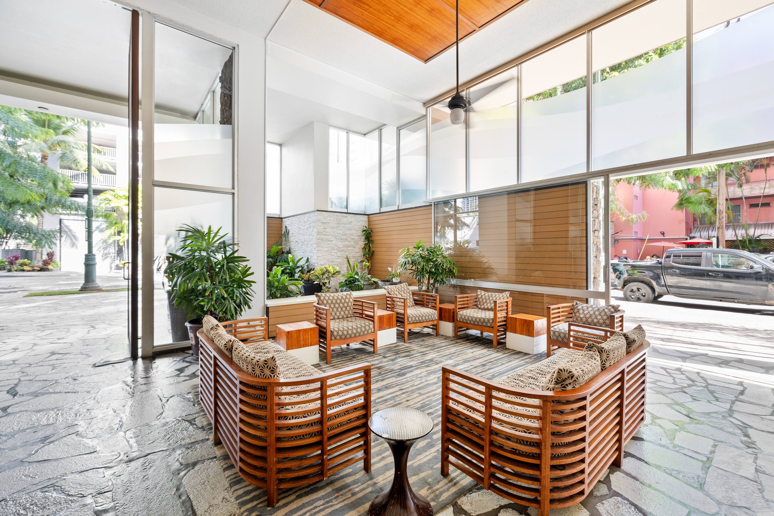 Luxury & Heart of Waikiki: 1 Block to Beach - Image 34
