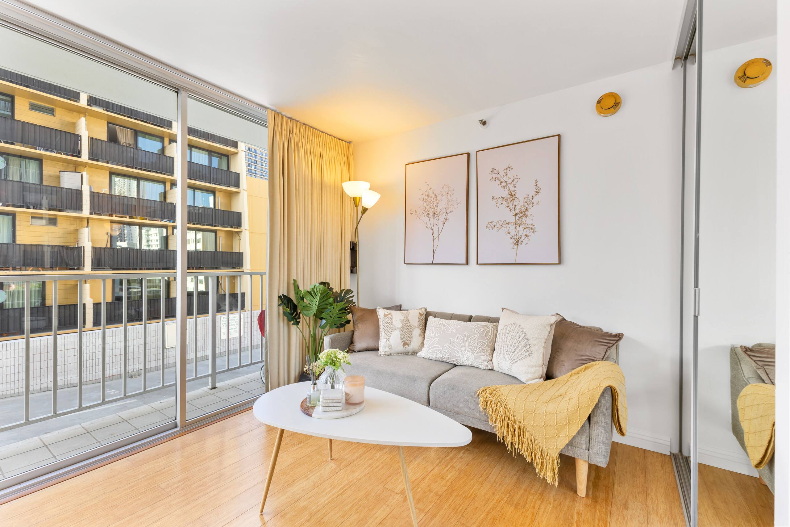 Luxury & Heart of Waikiki: 1 Block to Beach - Image 4