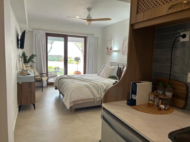 Ჩვენი ოთახები აღჭურვილია ყავის აპარატით, ჩაით, ყავით და კალიმნიური თაფლით.