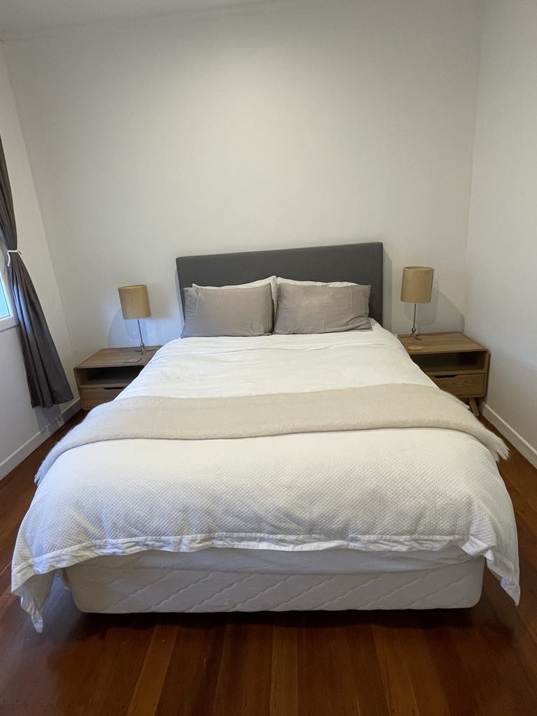 queen size slaapkamer, bijzettafels, lades en kledingrek.