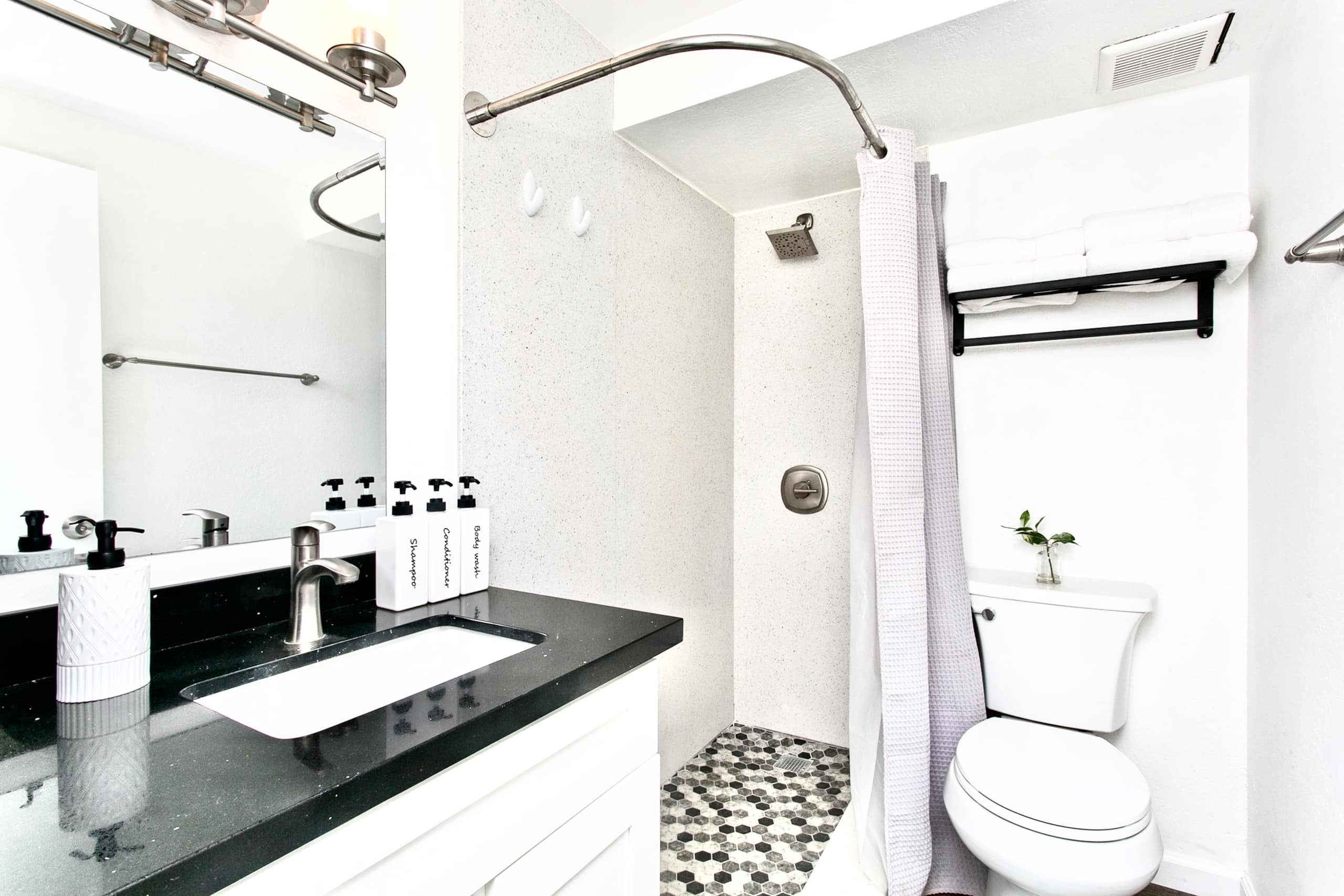 Condo in Honolulu · ★4.97 · 1 bedroom · 1 bed · 1 private bath - Image 26