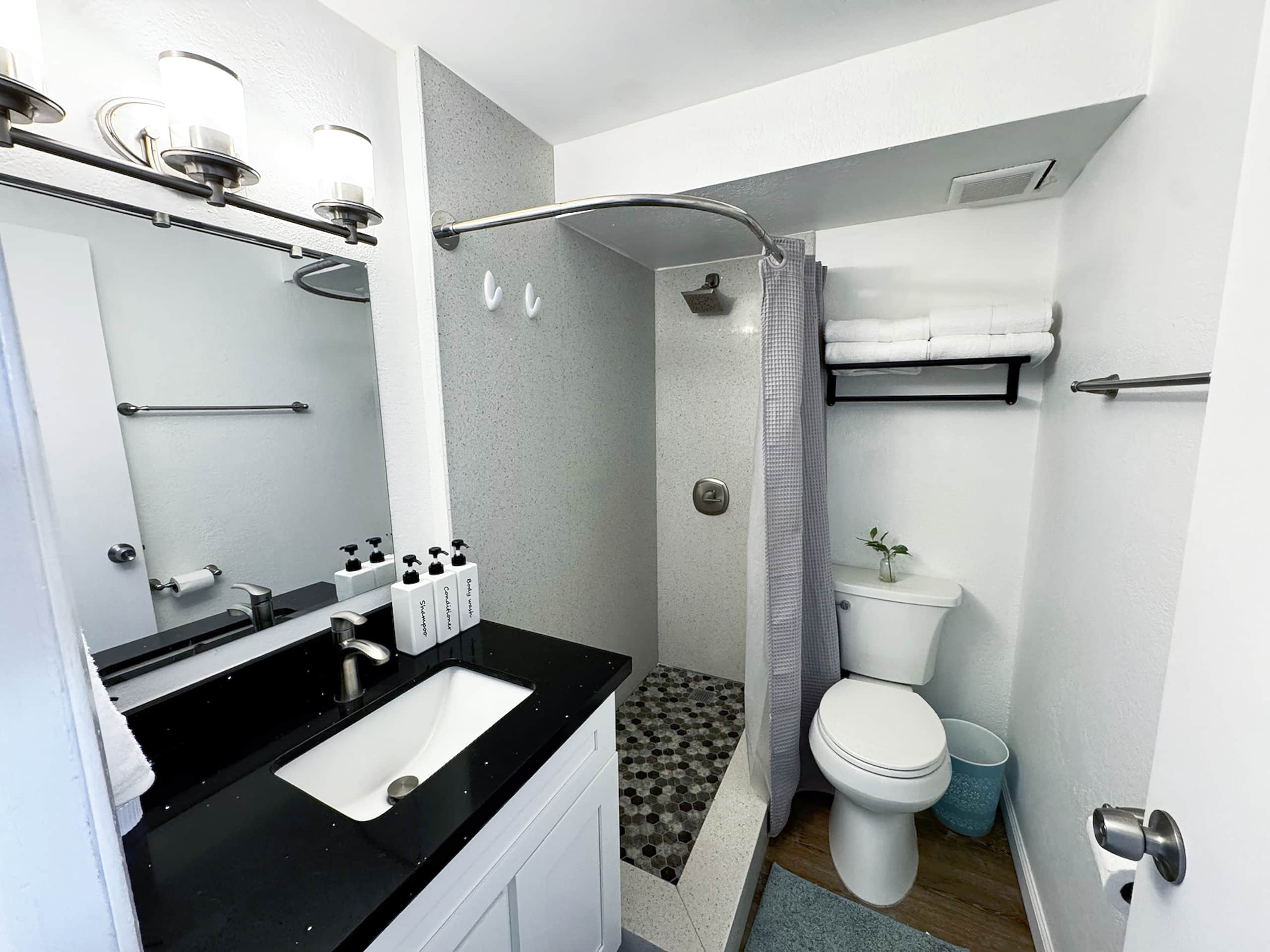 Condo in Honolulu · ★4.97 · 1 bedroom · 1 bed · 1 private bath - Image 24