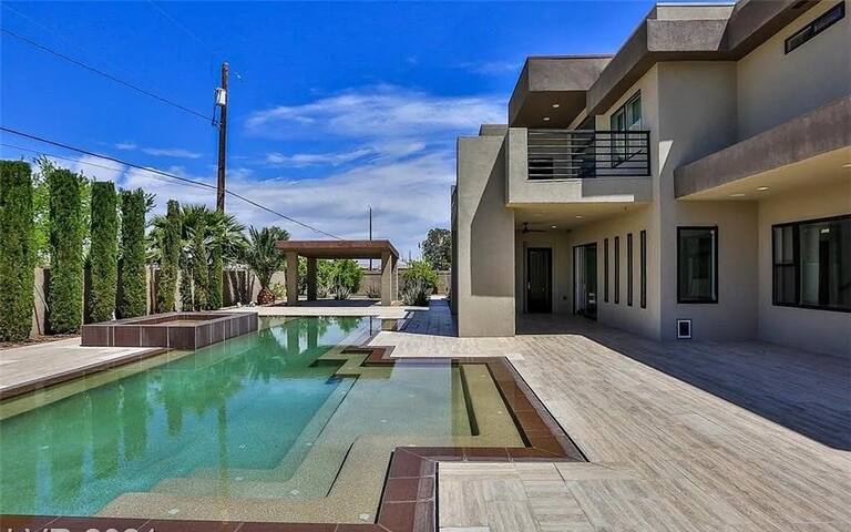 #47 Luxurious Mansion Infinity Pool gallery image 3