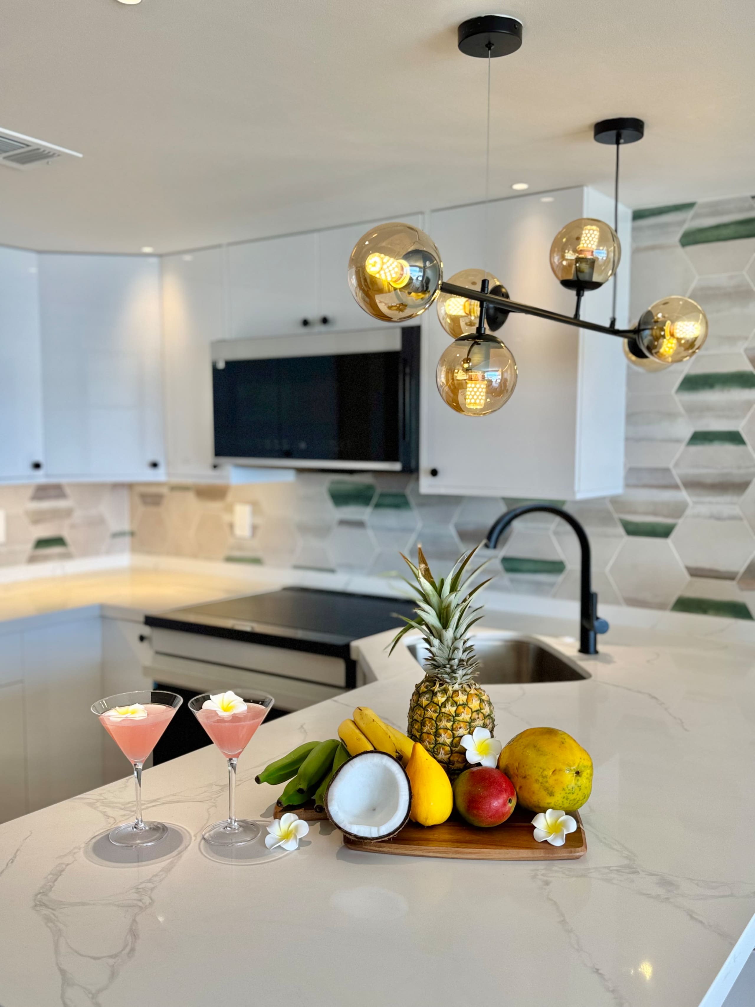 Condo in Honolulu · ★4.86 · 1 bedroom · 2 beds · 1 private bath - Image 31