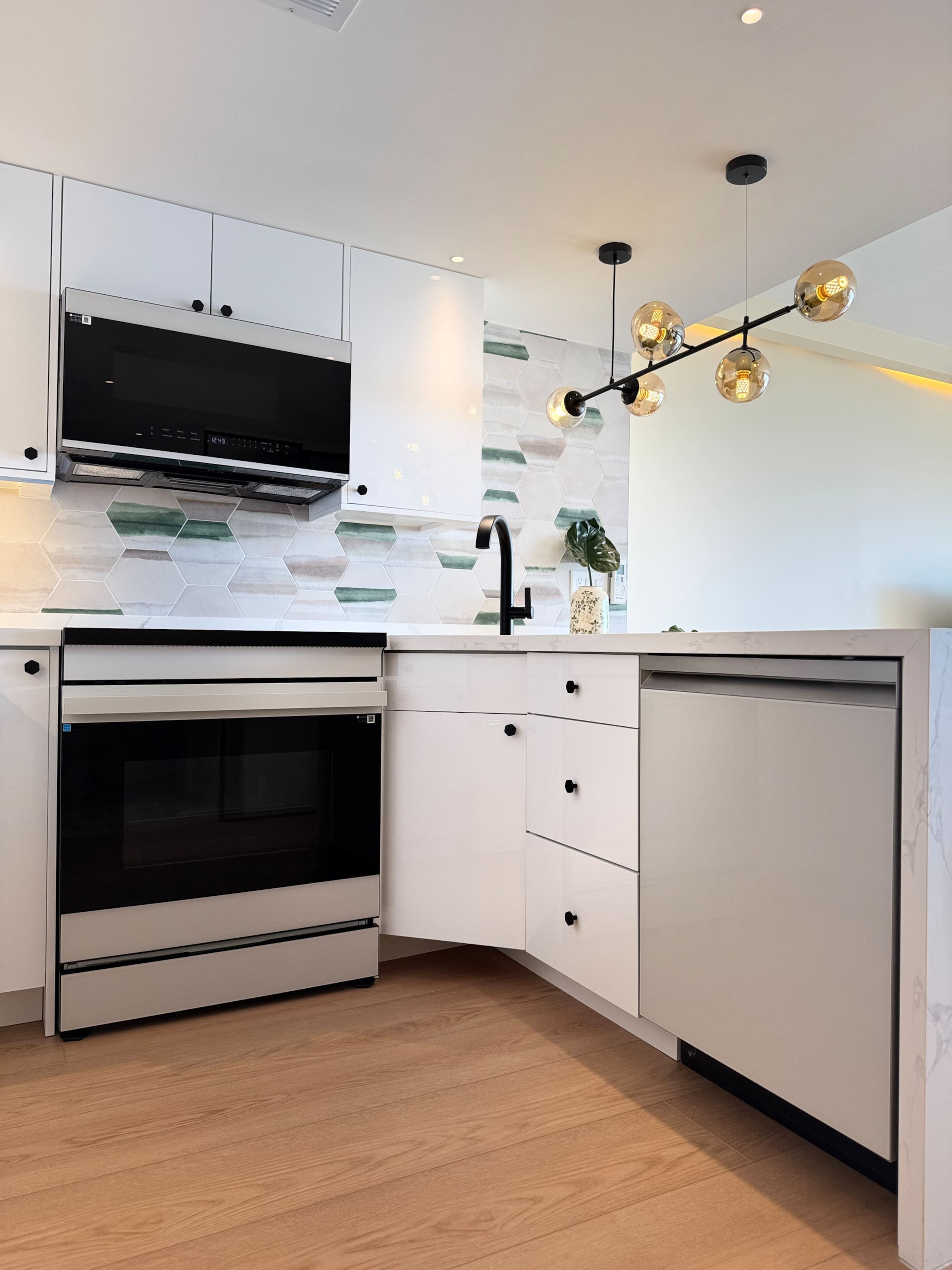 Condo in Honolulu · ★4.86 · 1 bedroom · 2 beds · 1 private bath - Image 36