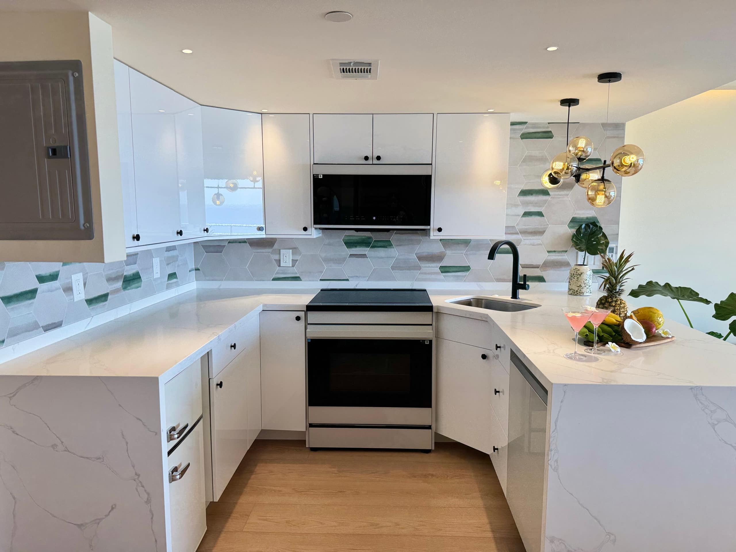 Condo in Honolulu · ★4.86 · 1 bedroom · 2 beds · 1 private bath - Image 35