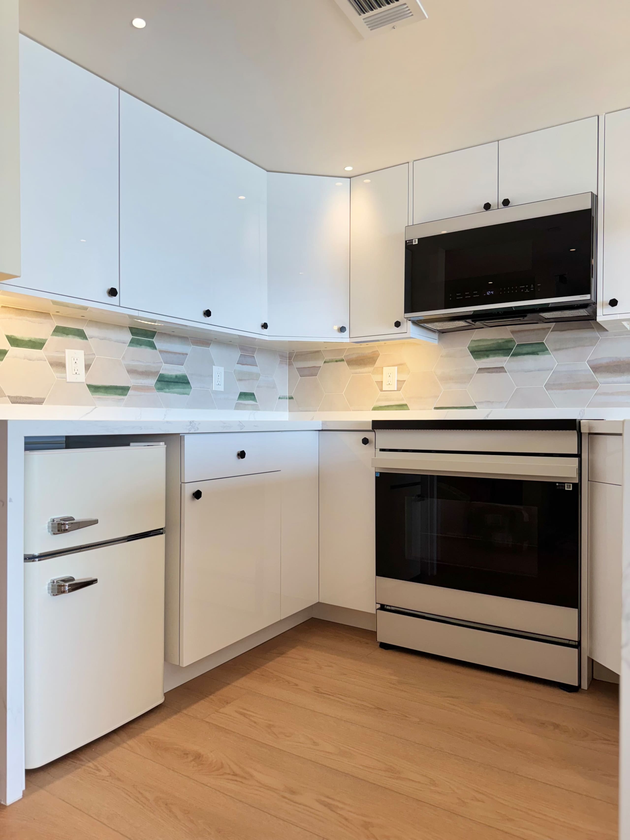Condo in Honolulu · ★4.86 · 1 bedroom · 2 beds · 1 private bath - Image 37