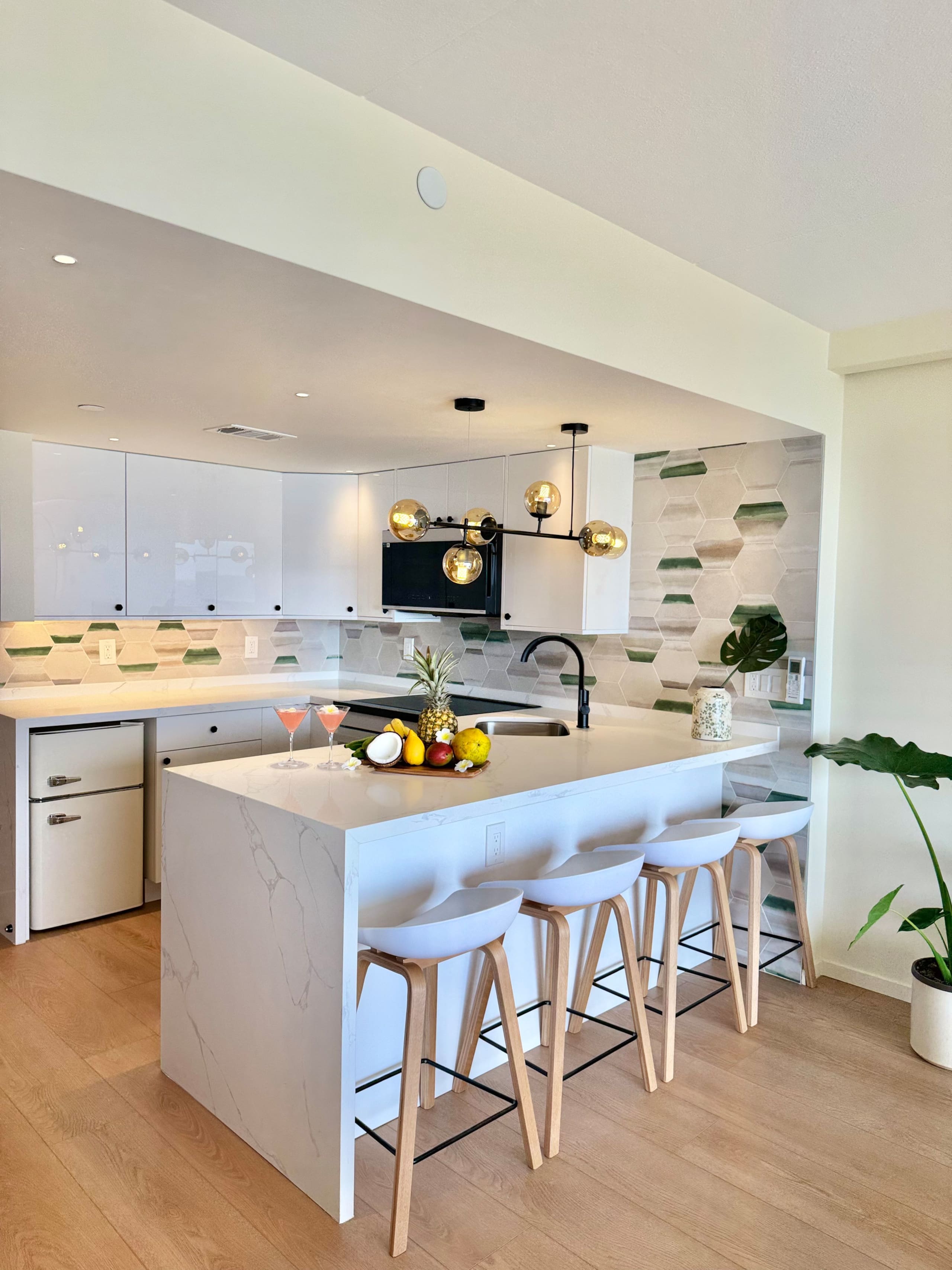 Condo in Honolulu · ★4.86 · 1 bedroom · 2 beds · 1 private bath - Image 33