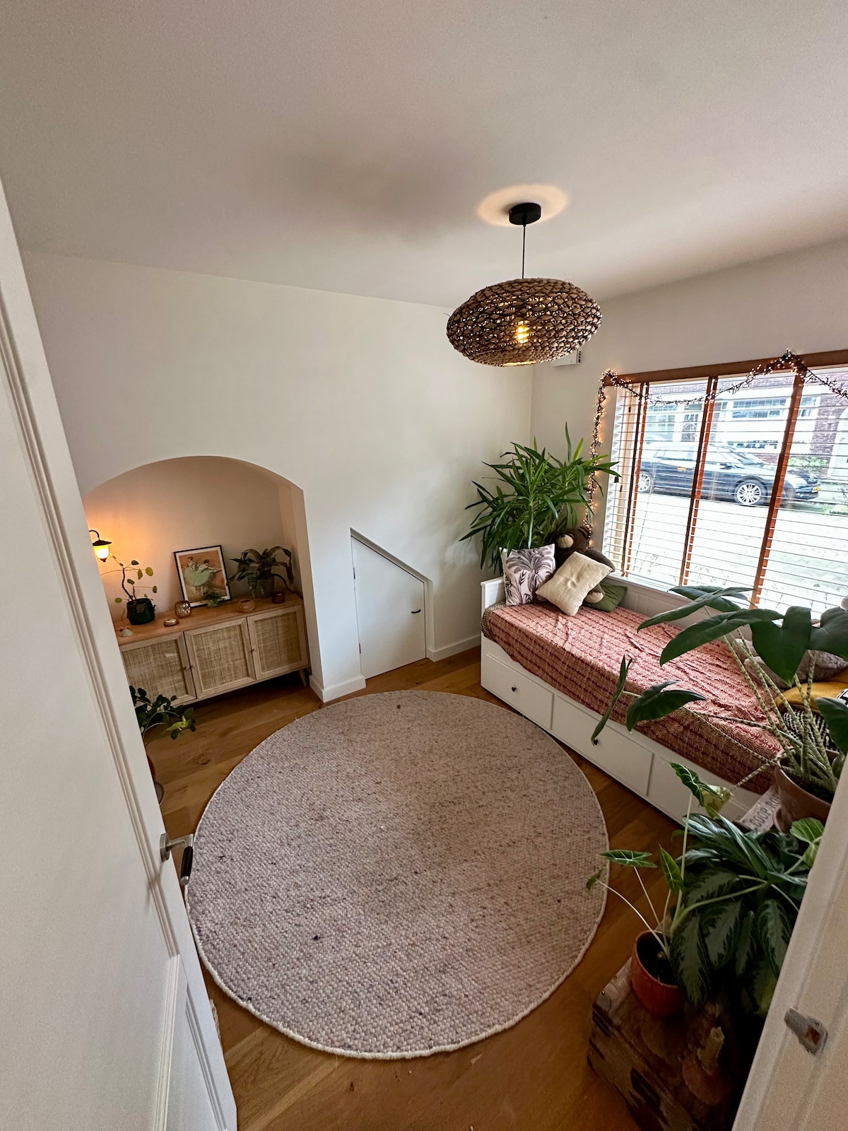 床是宜家Hemnes （双人床可供2人使用）