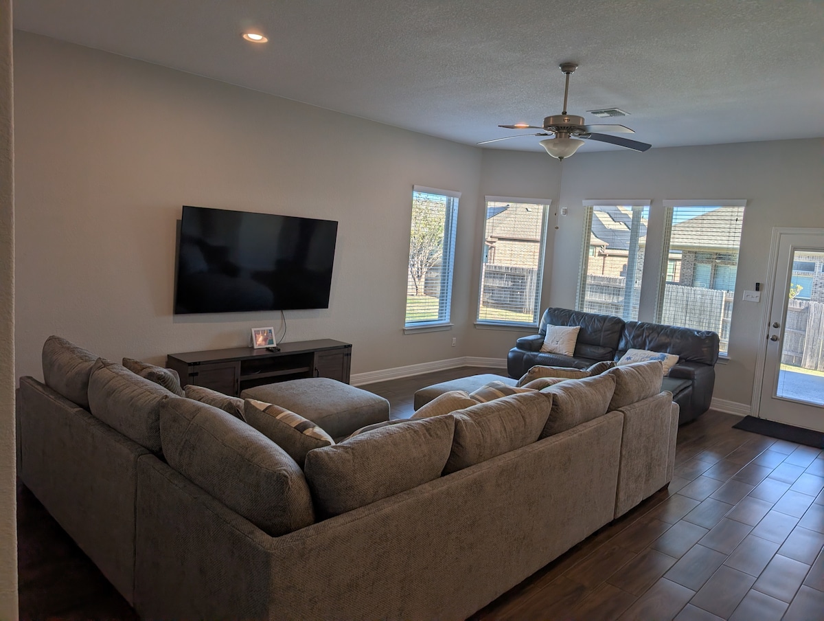 Top Airbnb: Cozy and Quiet Family Retreat near Kalahari Resort in Pflugerville