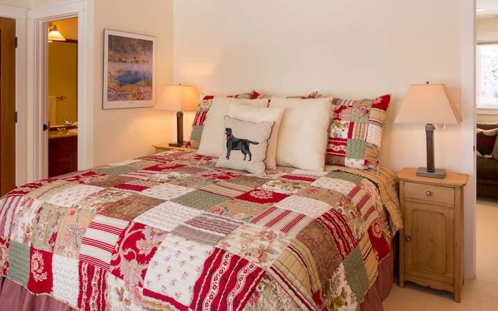 Kupaonica ima kadu i tuš-kabinu.