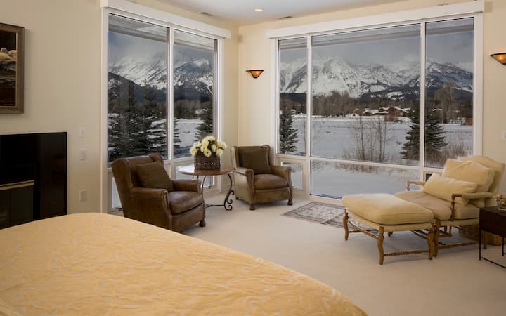 U kupaonici se nalazi masažna kada, parni tuš, dvostruki umivaonik i podno grijanje. 