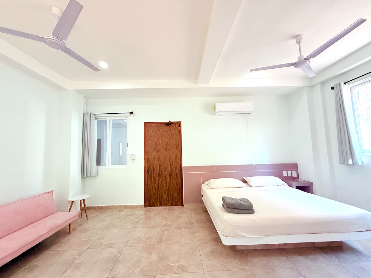 سرير بحجم كينج وسرير أريكة وتكييف هواء. 