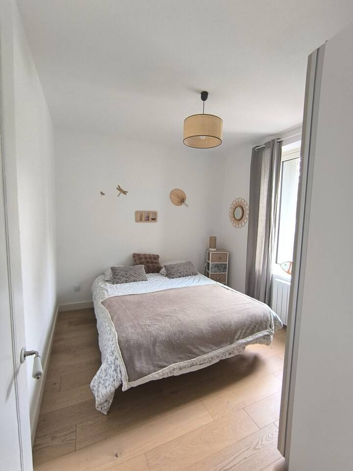 спална соба на горниот кат со кревет 160x200