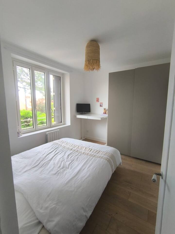 спална соба на горниот кат со кревет 160x200