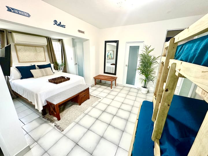 1- Првата соба од куќата. Во оваа соба има многу удобен брачен кревет (широк 150-179 см) за 2 лица, кревет на спрат, а под креветите на спрат има кревет од типот Gaveta. Има телевизор, клима уред и приватна бања. 