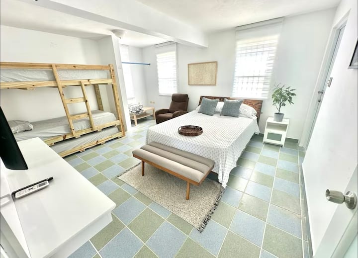 Приватна соба во станот . Во оваа соба има многу удобен брачен кревет (широк 150-179 см) за 2 лица, кревет на спрат, а под креветите на спрат има кревет од типот Gaveta. Има телевизор, клима уред и приватна бања.