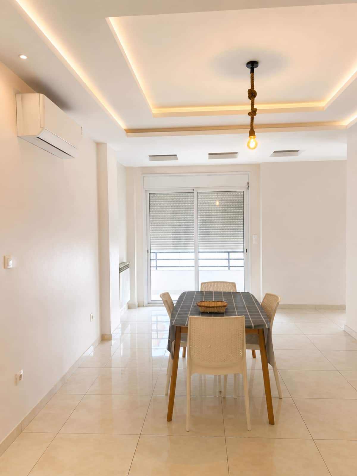 Appartement 3 chambres — haut de gamme, vue piscine — Salle à manger