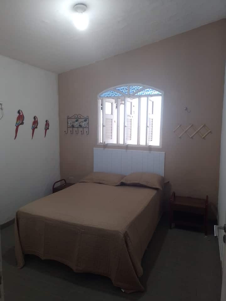 ห้องสวีทพร้อมเตียงคู่ เครื่องปรับอากาศ ผ้าคลุมเตียง หมอน 2 ใบ และตู้เสื้อผ้า วิวทะเล