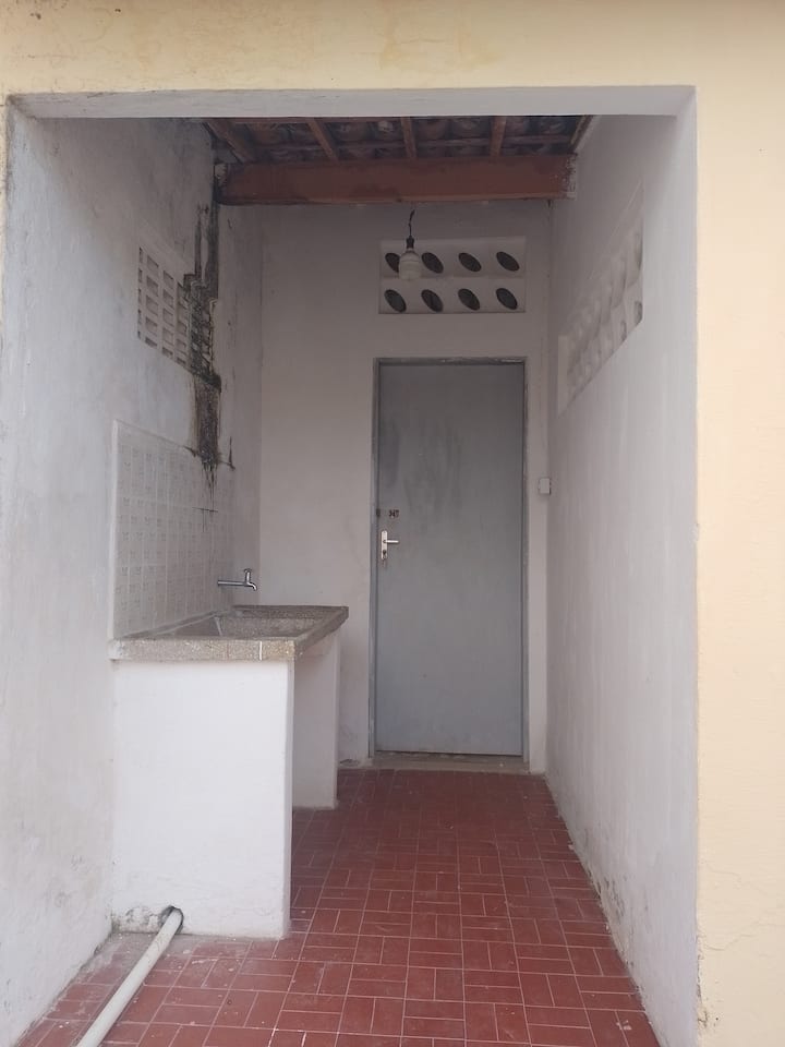 พื้นที่ภายนอกมีทางเข้าห้องภายนอกพร้อมเตียงเดี่ยว 2 เตียง ห้องน้ำ และห้องซักรีด