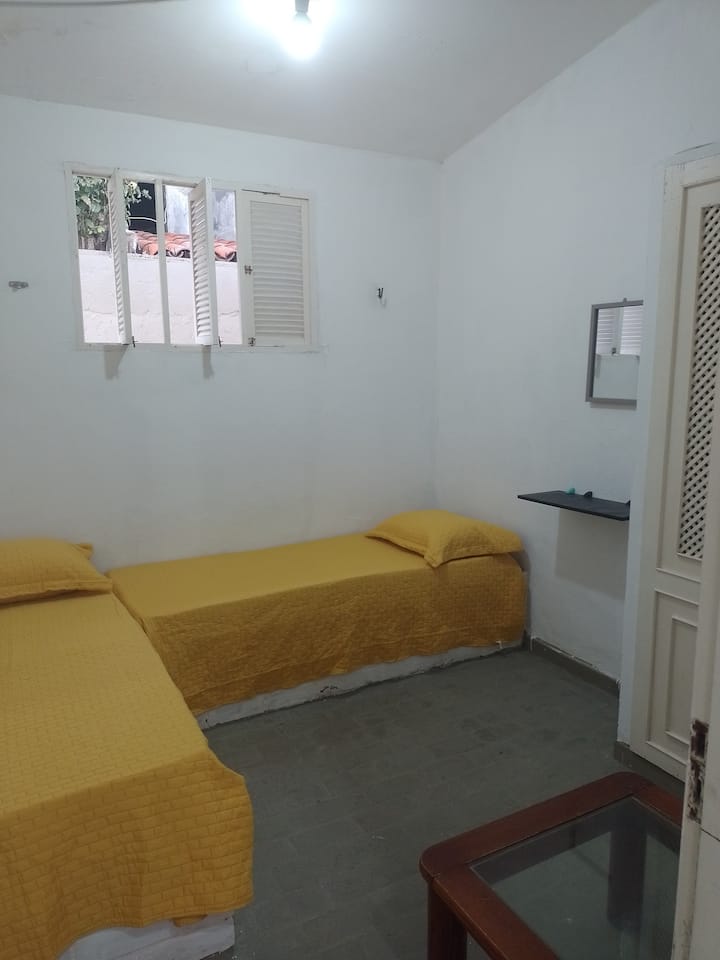 ห้องพักพร้อมเตียงเดี่ยว 2 เตียง เครื่องนอนพร้อมหมอน 2 ใบ พัดลมและตู้เสื้อผ้า