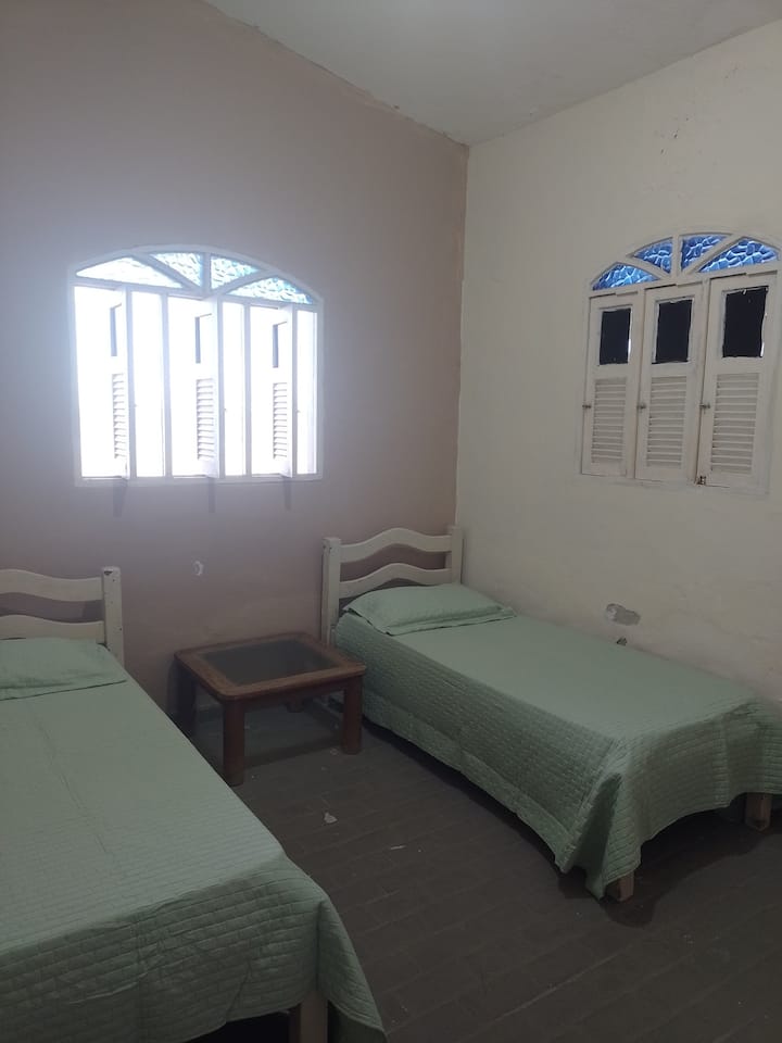 ห้องสวีทพร้อมเตียงเดี่ยว 2 เตียง เครื่องปรับอากาศ ผ้าคลุมเตียงและหมอน วิวทะเล