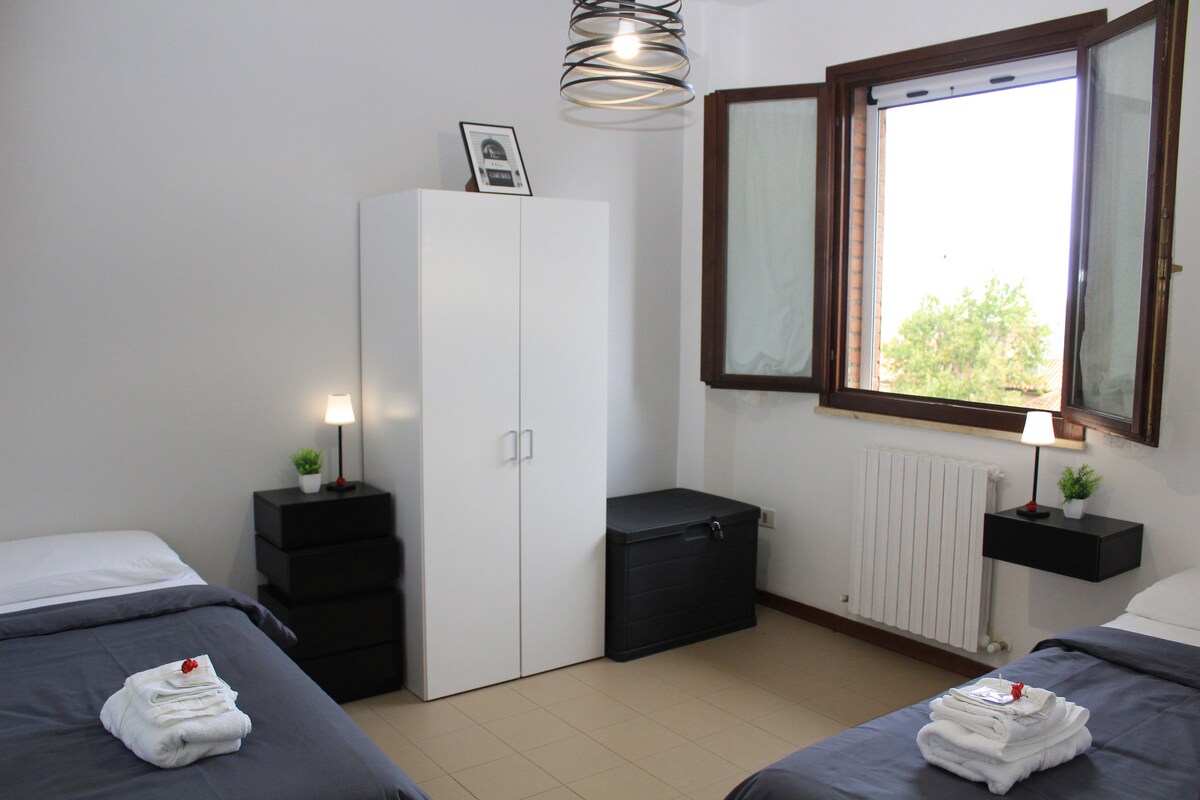 Მეორე საძინებელი აღჭურვილია 2 ერთადგილიანი საწოლით, აღჭურვილია მაღალი ხარისხის მეხსიერების ქაფის ბალიშებით. Მატრასი არის ჰიპოალერგიული, ანტიბაქტერიული, ანტიბაქტერიული, რაც უზრუნველყოფს ჯანსაღ და რეგენერაციულ დასვენებას.