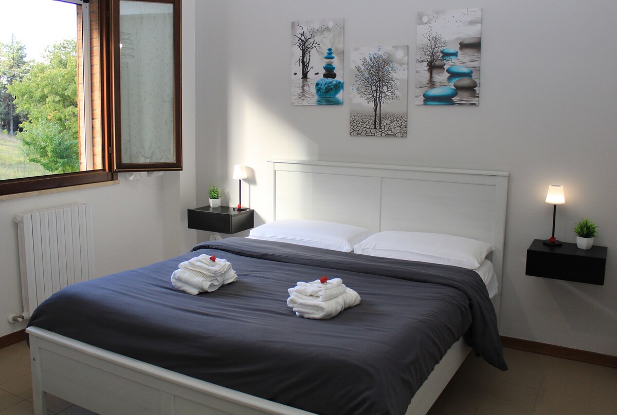 Პირველი ორადგილიანი საძინებელი აღჭურვილია კომფორტული ორადგილიანი საწოლით, რომელიც აღჭურვილია მაღალი ხარისხის მეხსიერების ქაფის მატრასითა და ბალიშებით. ლეიბი არის ჰიპოალერგიული, ანტიბაქტერიული, უვნებელი, რაც უზრუნველყოფს ჯანსაღ და გამაჯანსაღებელ დასვენებას