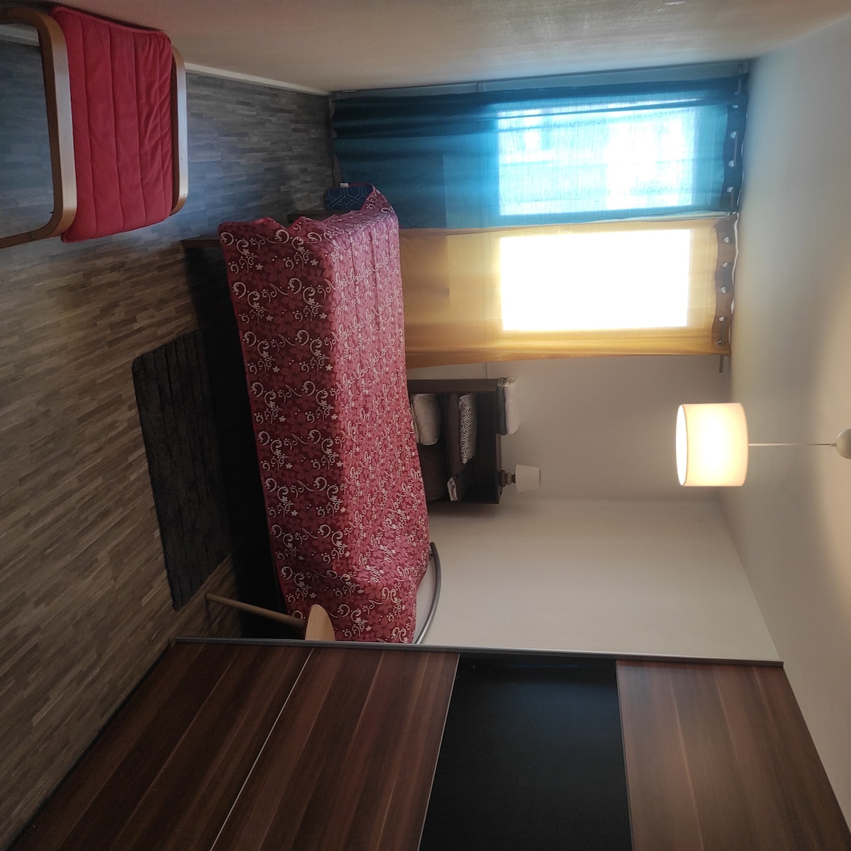 chambre double 
on peut y disposer en plys un lit bébé à monter soi même . lit BB disponible dans le placard de cette chambre 