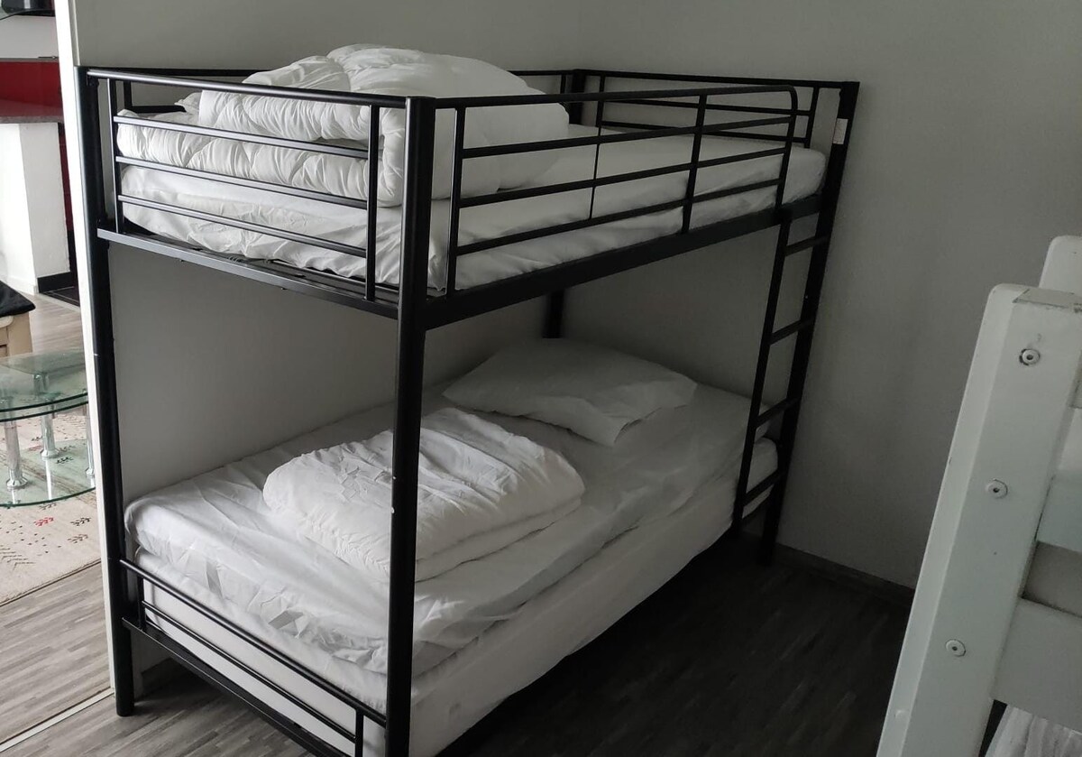 chambre 3 contenant 4 couchages ( 2 lits superposés 90X200) 