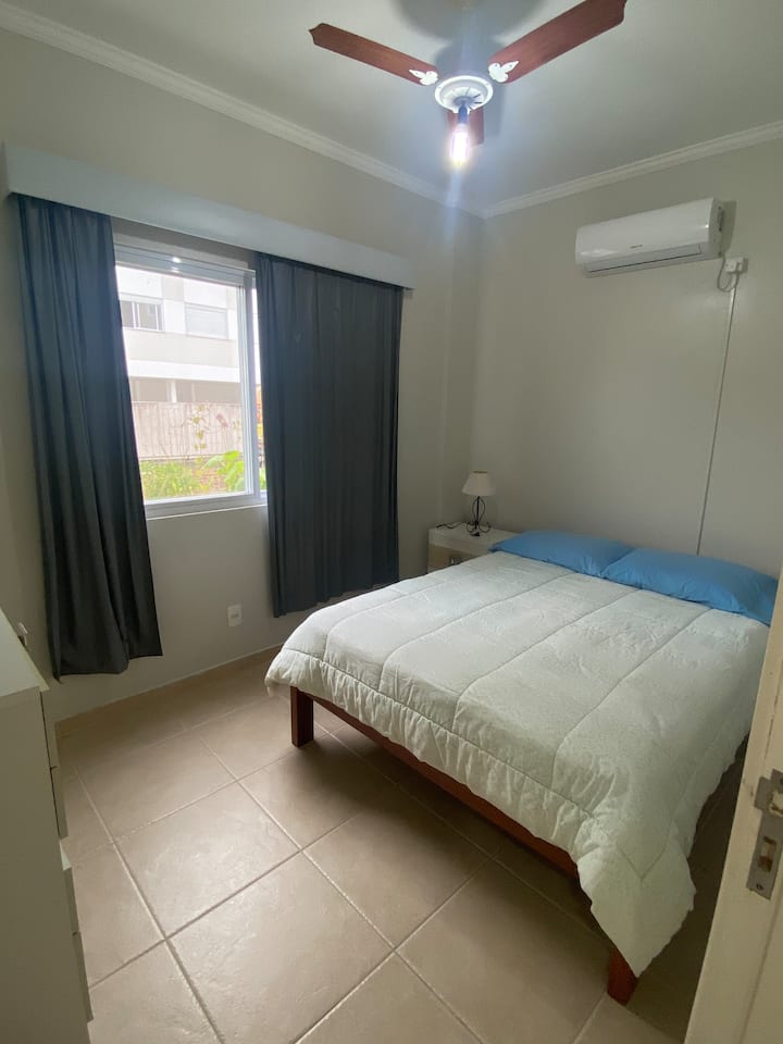 Chambre avec un lit double, coffre-fort, climatisation et ventilateur.