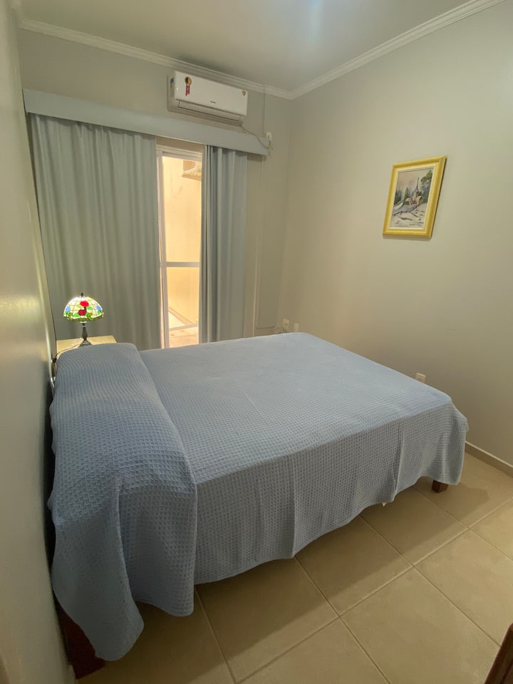 Suite avec lit double, ventilateur, climatisation, commode pour les vêtements, porte de style balcon. 