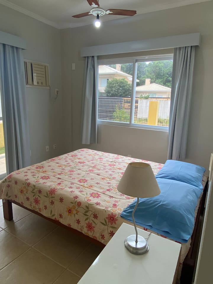 Suite 1 avec lit double, climatisation, ventilateur, placard, abat-jour. En plus de la fenêtre, il dispose d'une porte de style balcon.