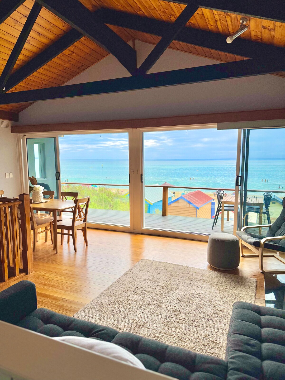 楼上休息室，可俯瞰海滩 