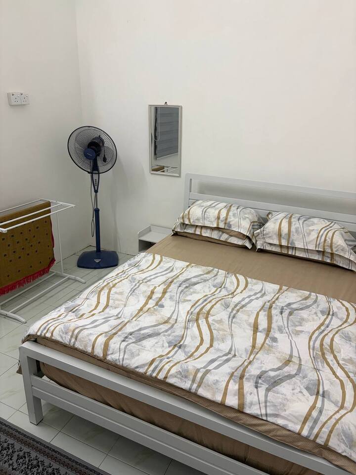 Bien que cette chambre ne dispose pas de la climatisation, nous fournissons un ventilateur industriel pour assurer un environnement frais.

- Deux serviettes fournies