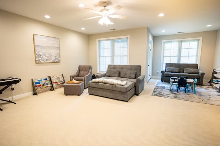 Može se upotrebljavati kao drugi dnevni boravak ili četvrta spavaća soba s dva kauča na razvlačenje (veličine bračnog kreveta).