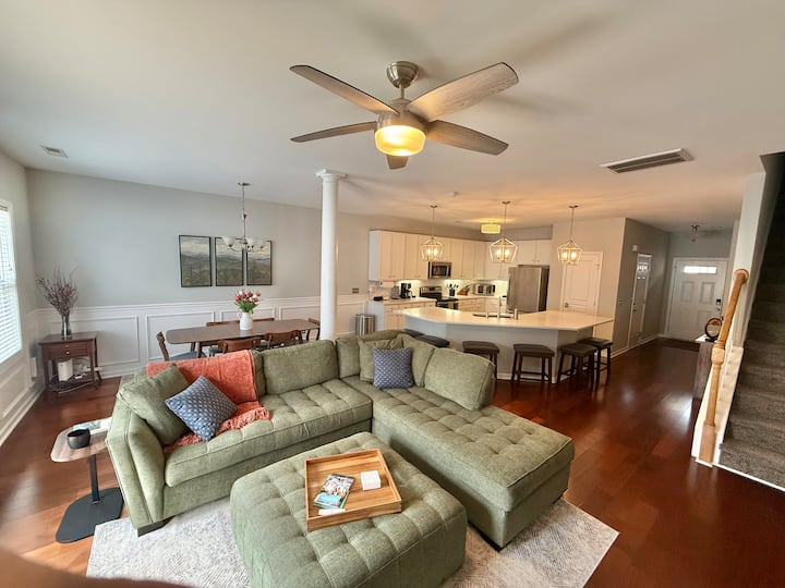 Stylish 3br Townhouse Near Downtown Raleigh & Cary - Raleigh, NC