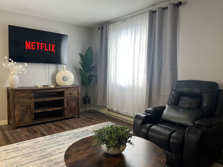 Central Location | Charming | Smart Tv - Fargo, ND