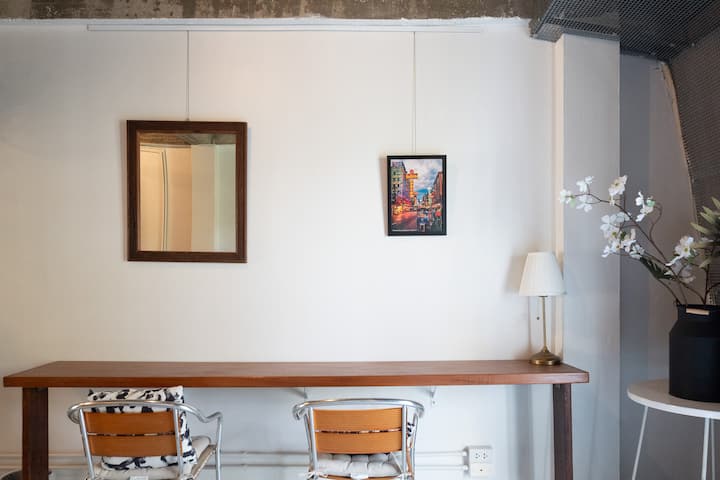 Il y a un espace de travail, et cette pièce est située au 5e étage.
