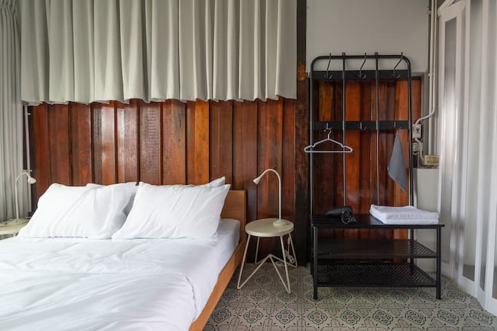 Cette chambre est située au 6e étage et dispose d'un lit de 5 pieds.