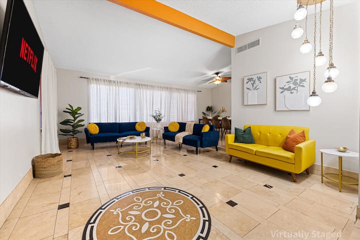 Moderná obývacia izba v štýle Las Vegas je ideálna na filmové večery a relax po zábave vo vyhrievanom bazéne.