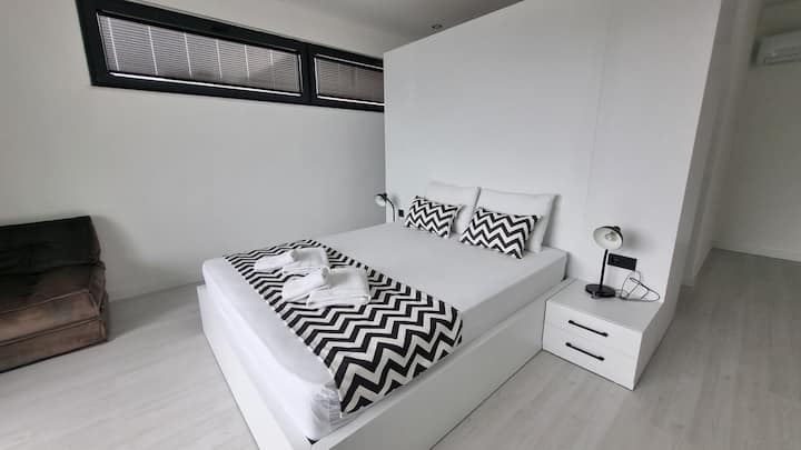 Naša spavaća soba s velikim balkonom ima pogled na more. Imaju i dodatni kauč na razvlačenje, vlastitu kupaonicu i WC školjku. 