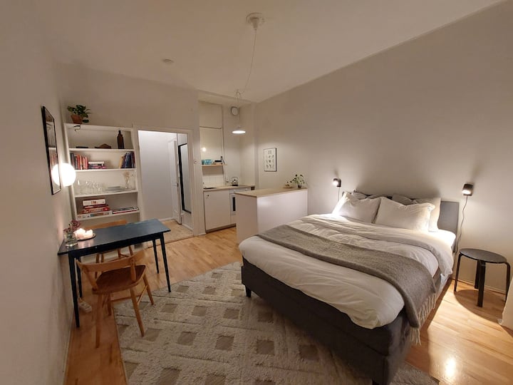 Krevat dopio 140 cm i gjerë. Dyshek për vizitorët dhe krevat fëmijësh për udhëtime të disponueshme sipas kërkesës.